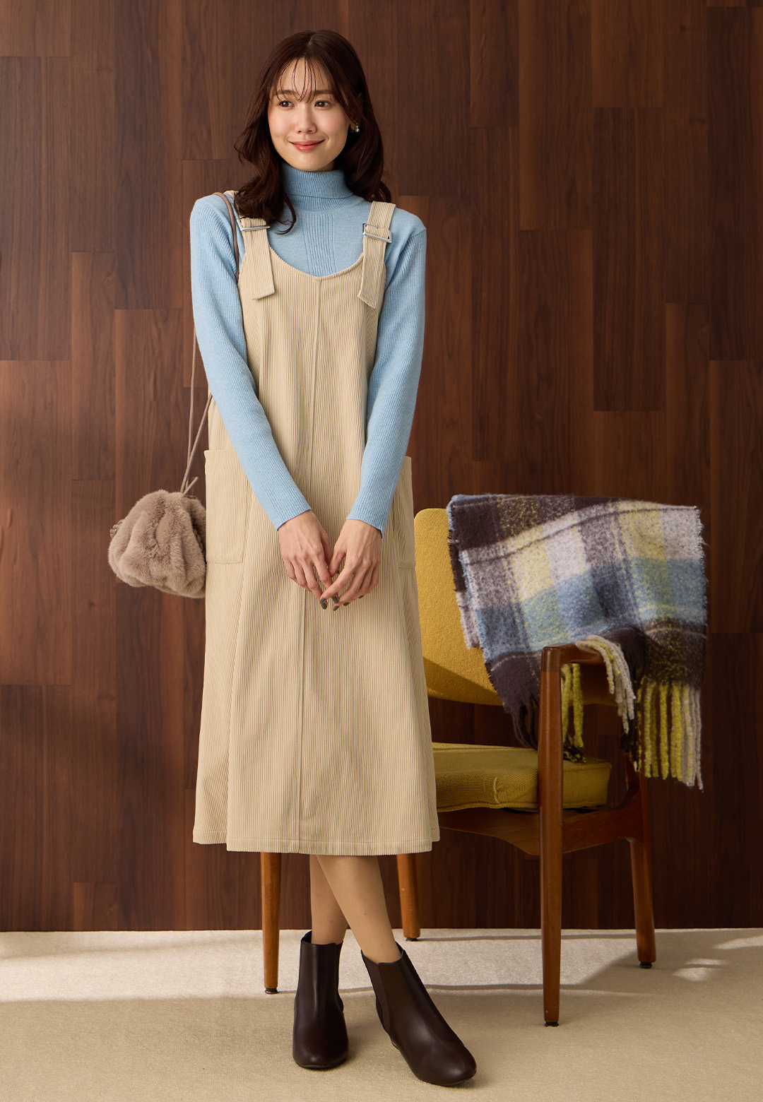 タートルネックプルオーバーとコーデュロイジャンスカのスタイリング1