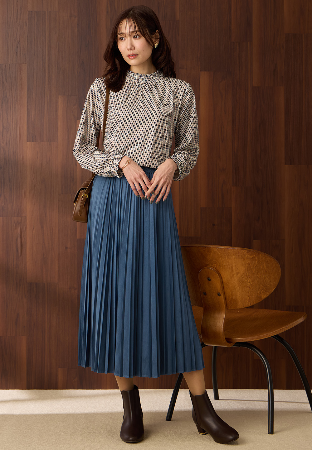 シャーリングプリントプルオーバーとスエードプリーツスカートのスタイリング1
