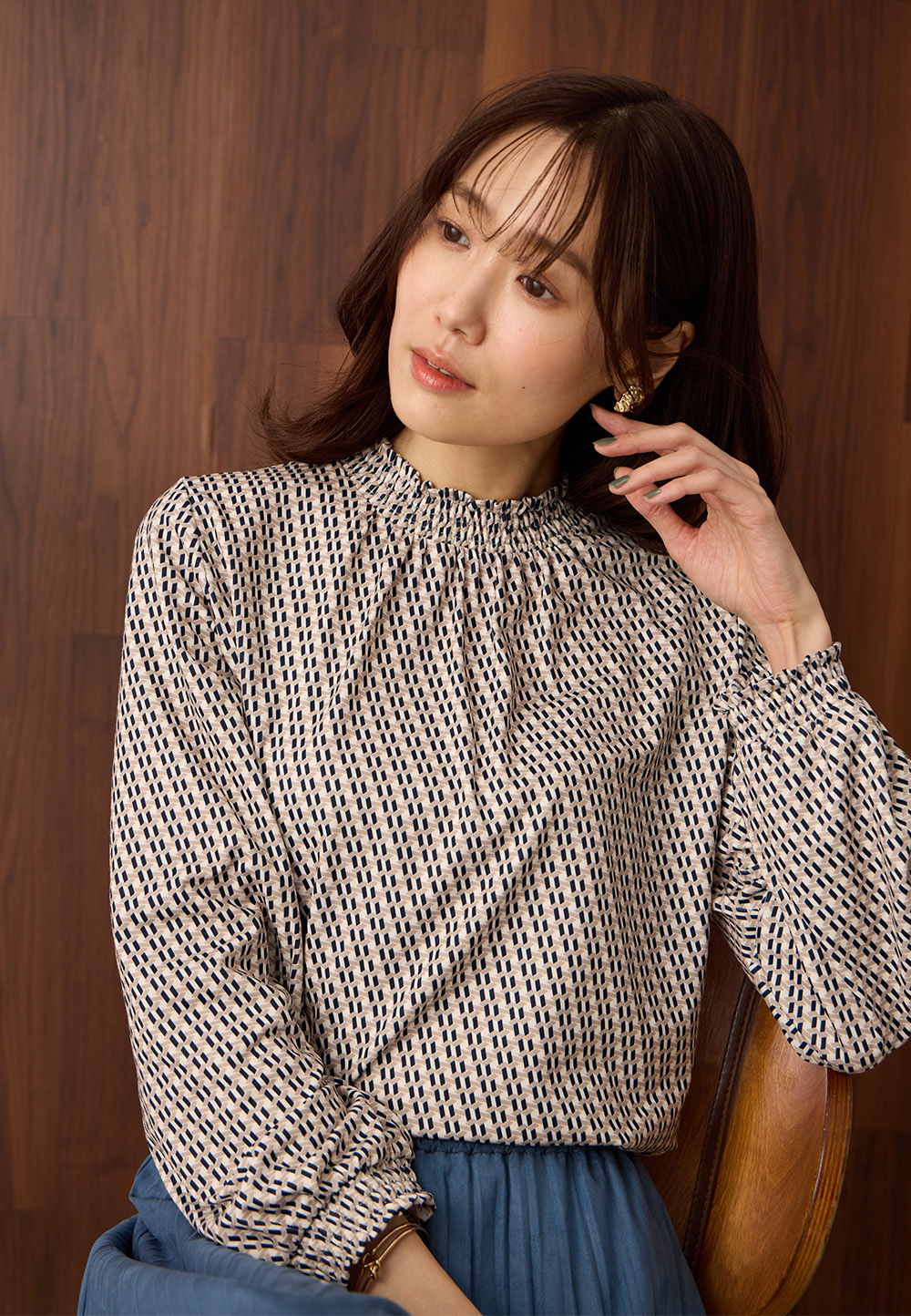 シャーリングプリントプルオーバーとスエードプリーツスカートのスタイリング2