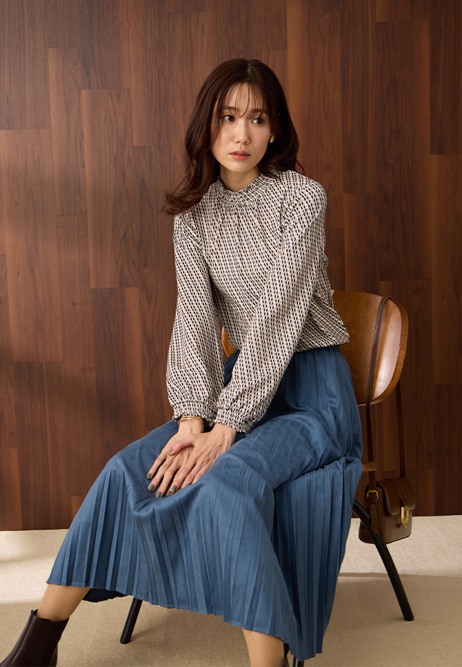 シャーリングプリントプルオーバーとスエードプリーツスカートのスタイリング3