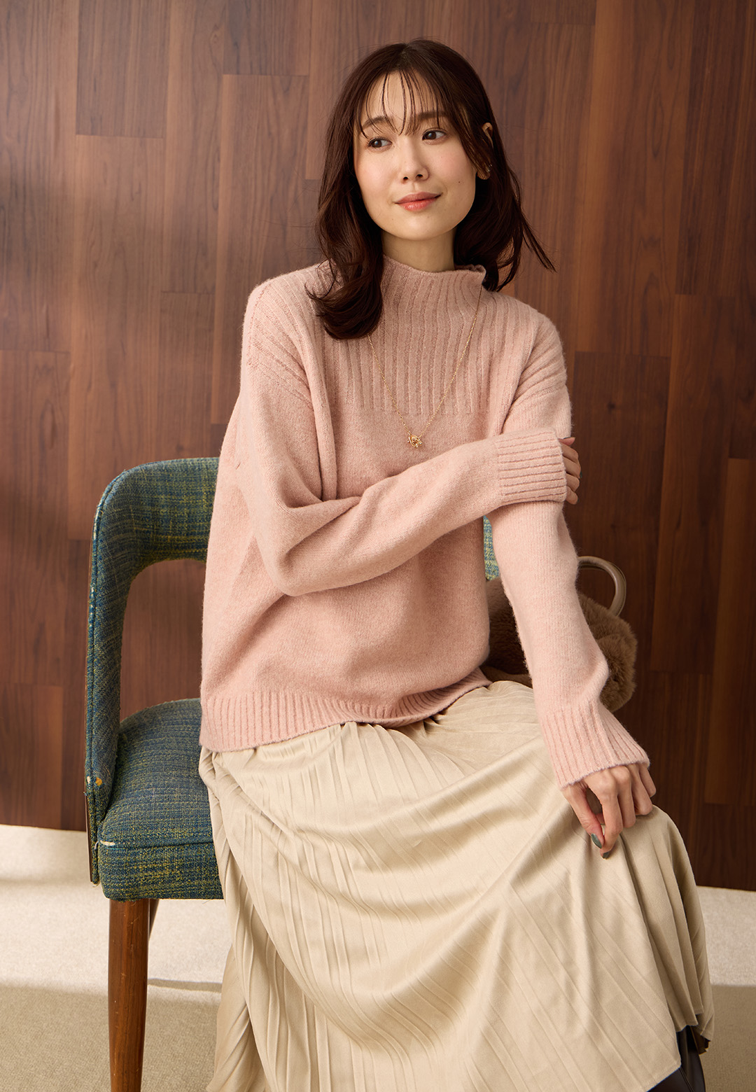 カラーネップニットプルオーバーとスエードプリーツスカートのスタイリング1