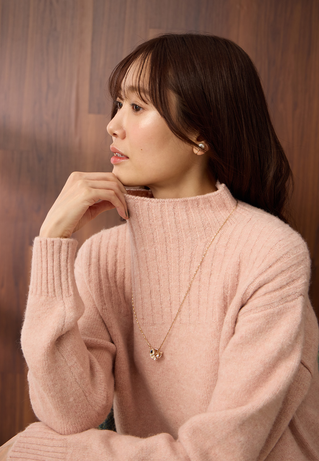 カラーネップニットプルオーバーとスエードプリーツスカートのスタイリング2