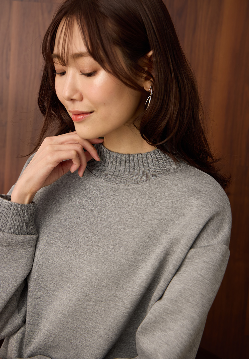 ハイネックリブ切替プルオーバーとコーデュロイスカートのスタイリング2