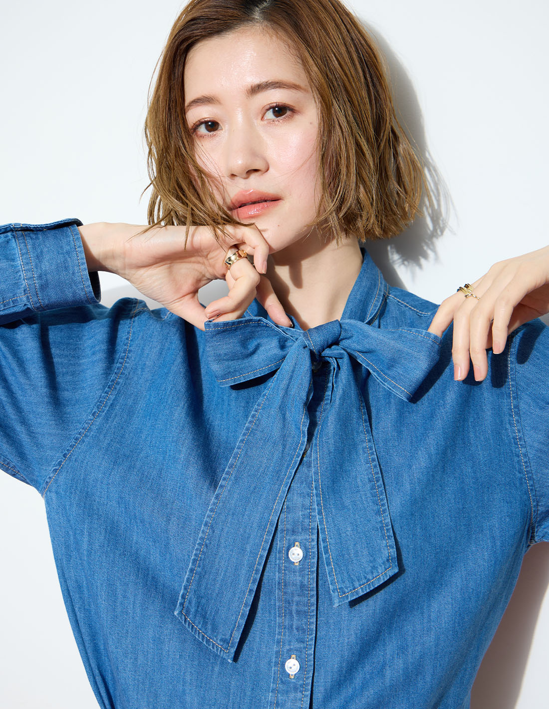 ITEM1 デニムボウタイブラウス&【はっ水】ストレッチバギーデニムパンツを着用した女性 01