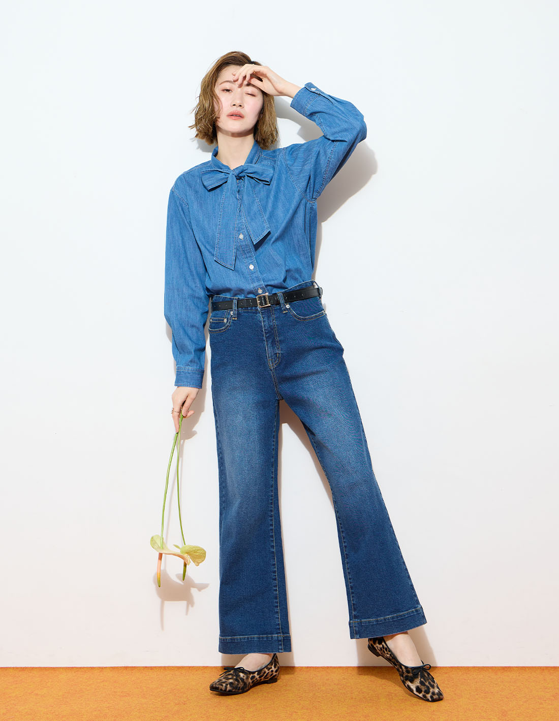 ITEM1 デニムボウタイブラウス&【はっ水】ストレッチバギーデニムパンツを着用した女性 02