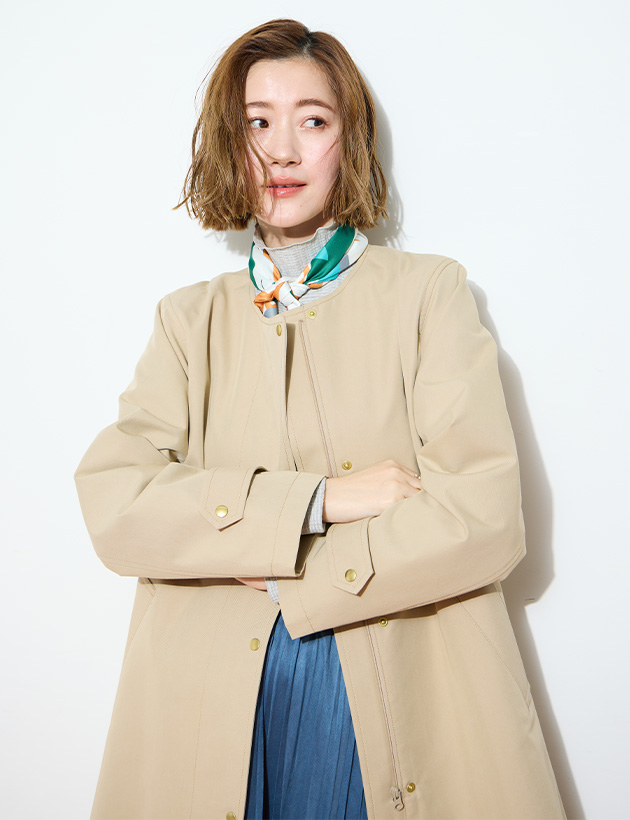 ITEM3 ノーカラーロングコート&メロークシュネックTを着用した女性 02