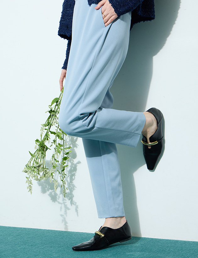 ITEM4 すご楽テーパードパンツ&ツイードカーディガンを着用した女性 02