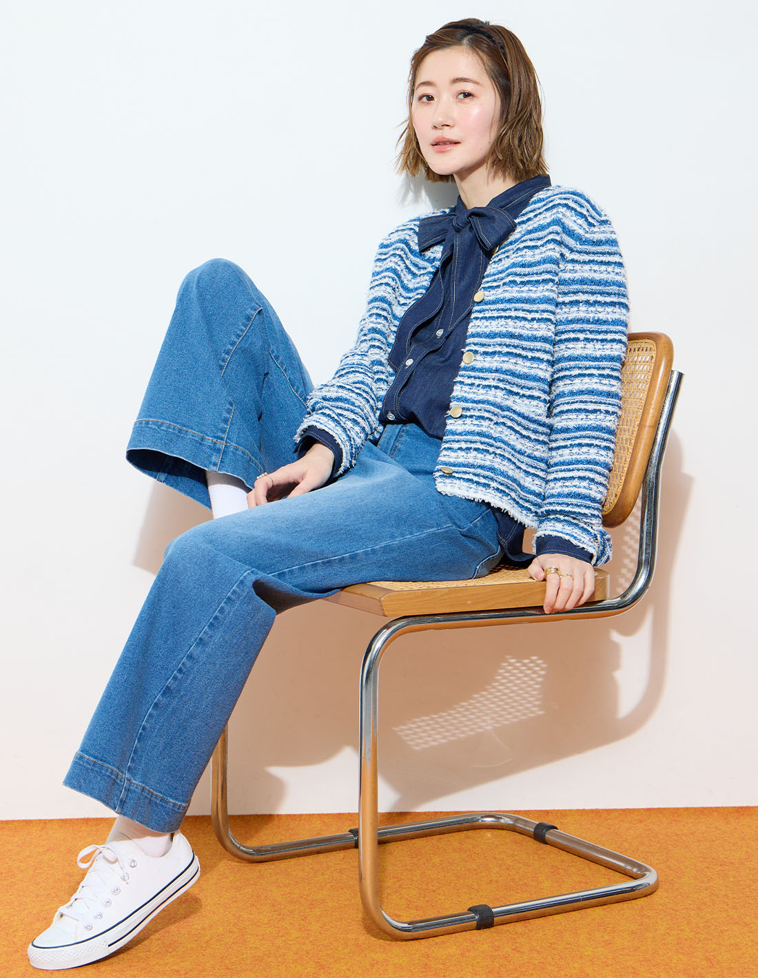 ITEM5 ツイードカーディガン&デニムボウタイブラウス&【はっ水】ストレッチバギーデニムパンツを着用した女性 01