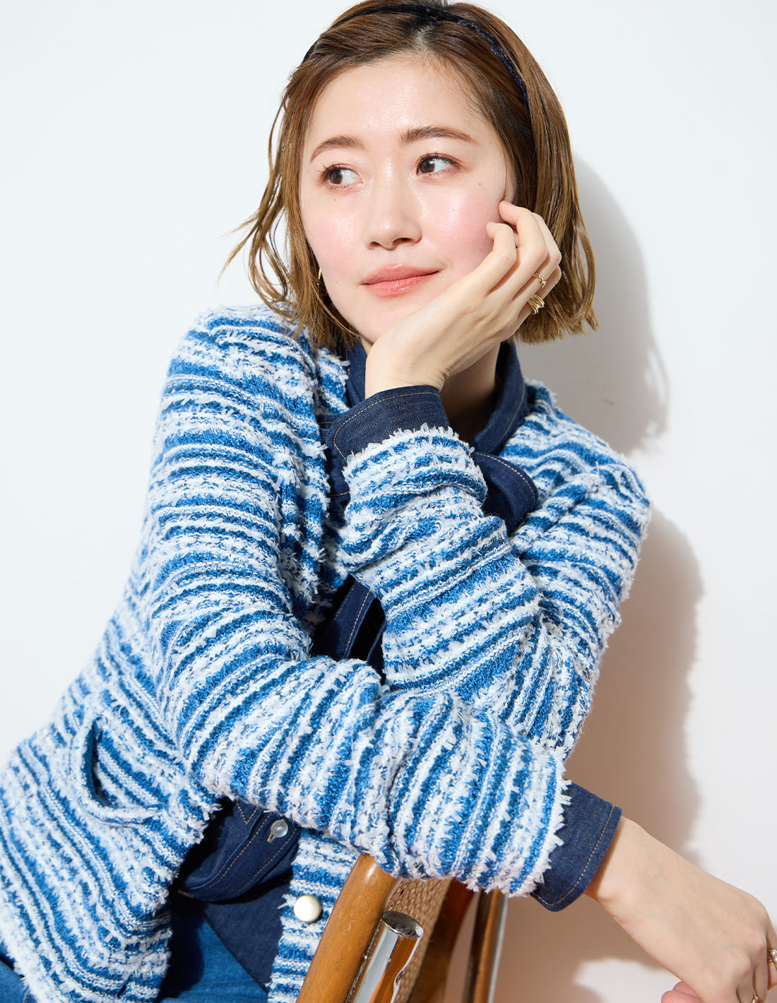 ITEM5 ツイードカーディガン&デニムボウタイブラウス&【はっ水】ストレッチバギーデニムパンツを着用した女性 02