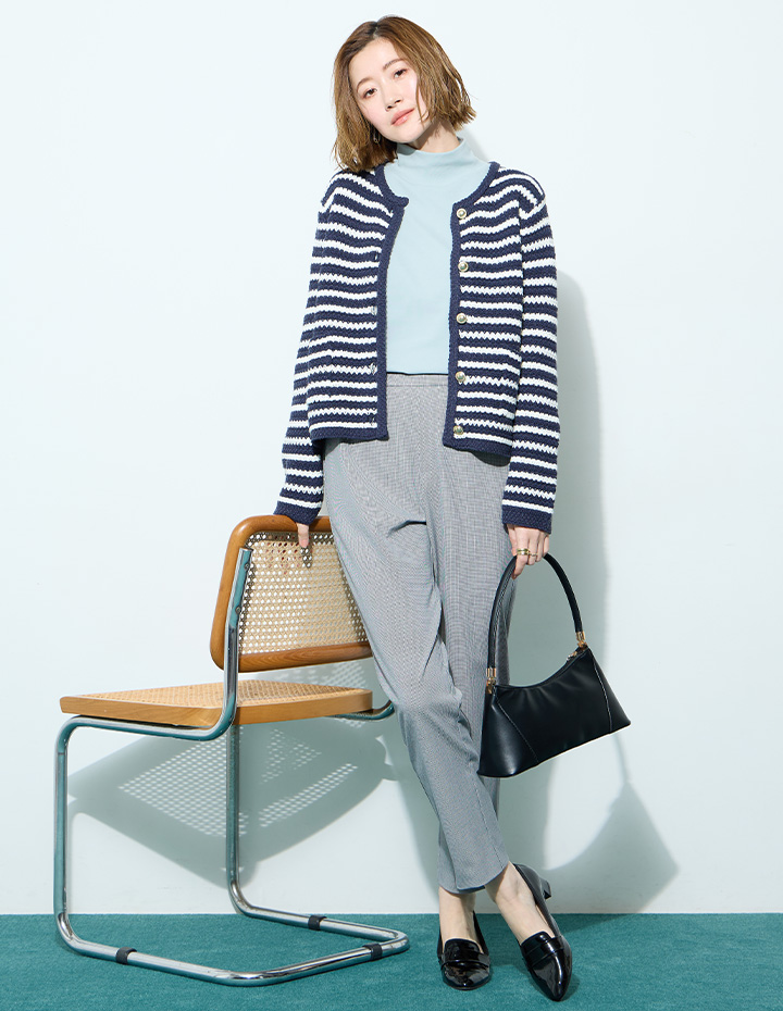 ITEM6 ボーダーカーディガン&すご楽テーパードパンツ&起毛ハイネックプルオーバーを着用した女性 01