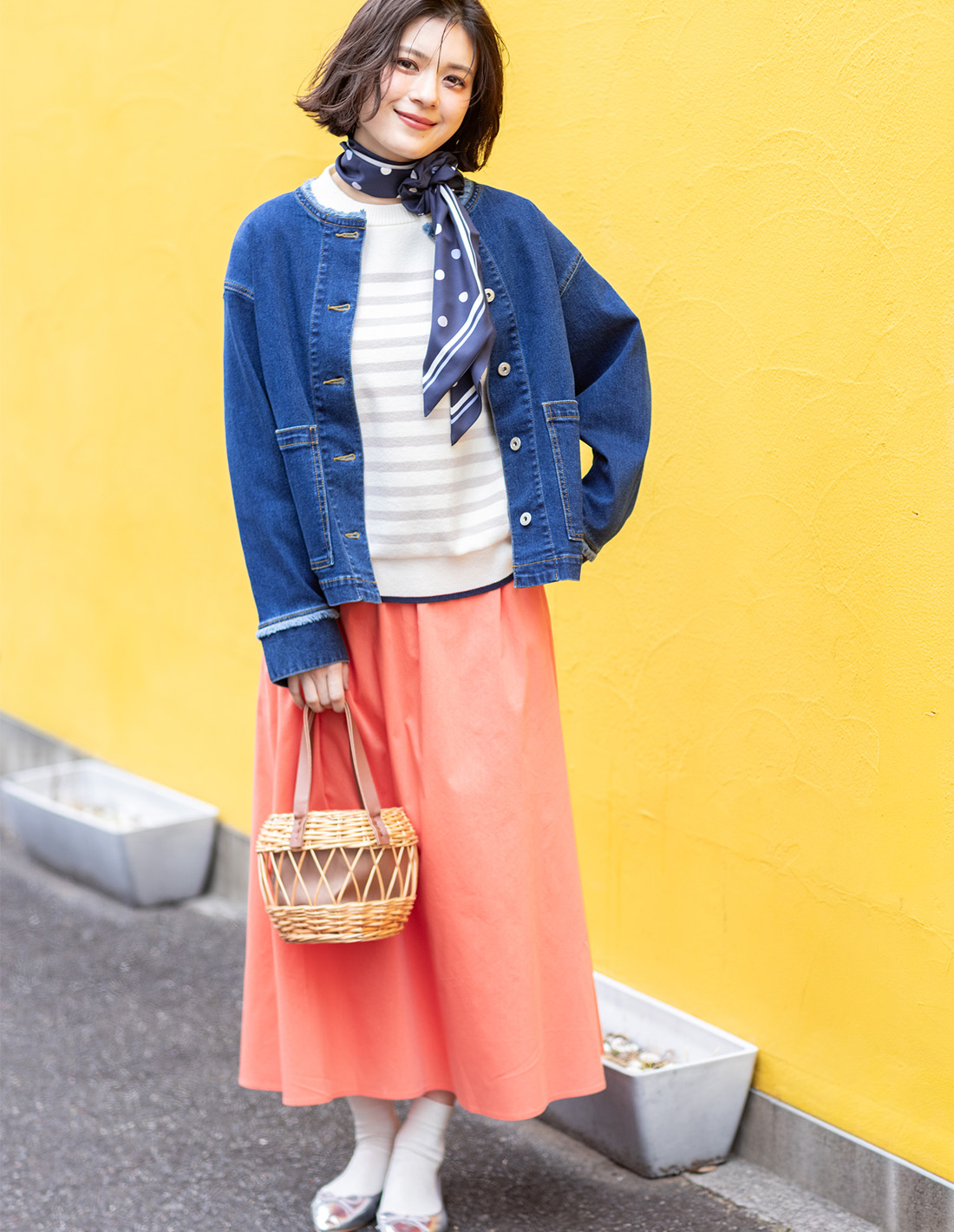 Denim jacketを着用した女性