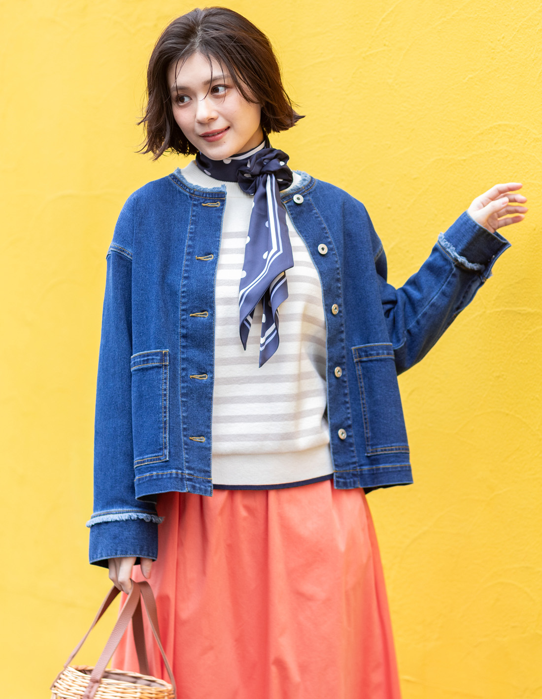 Denim jacketを着用した女性