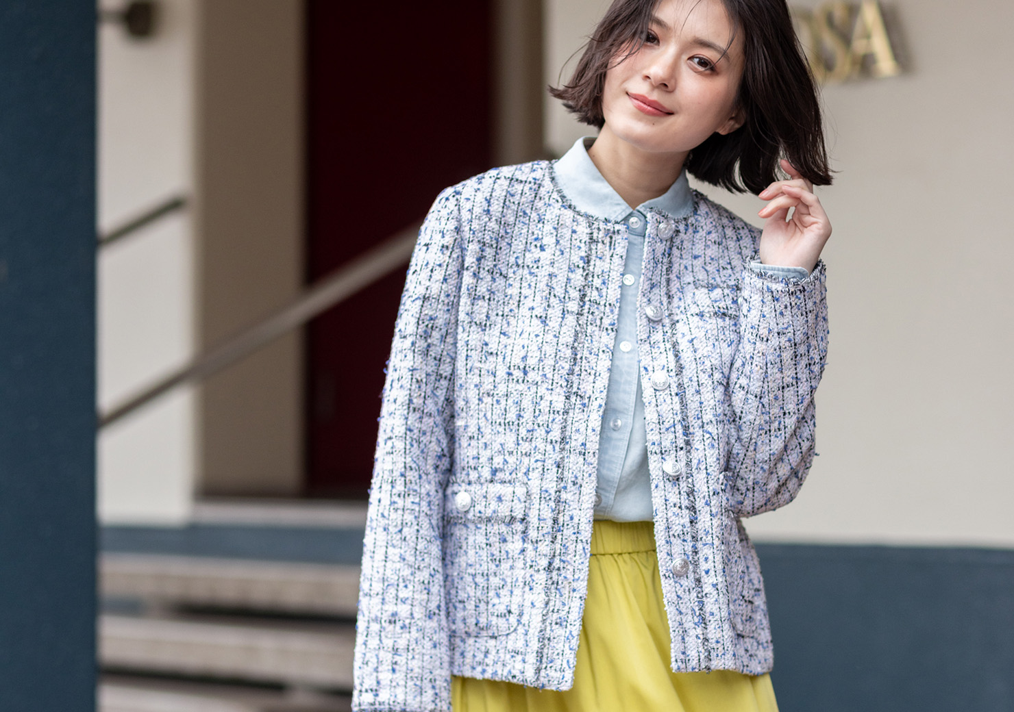 Tweed jacketを着用した女性