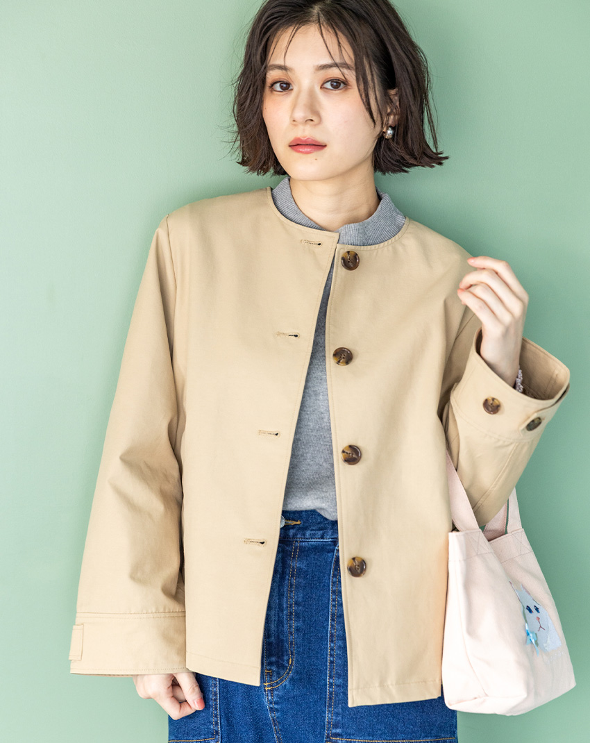 Collarless jacketを着用した女性