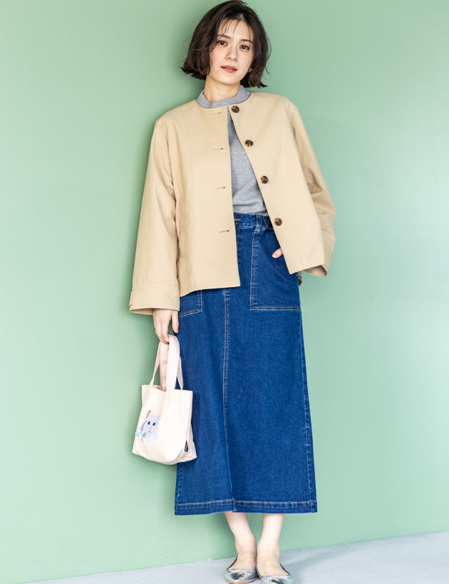 Collarless jacketを着用した女性