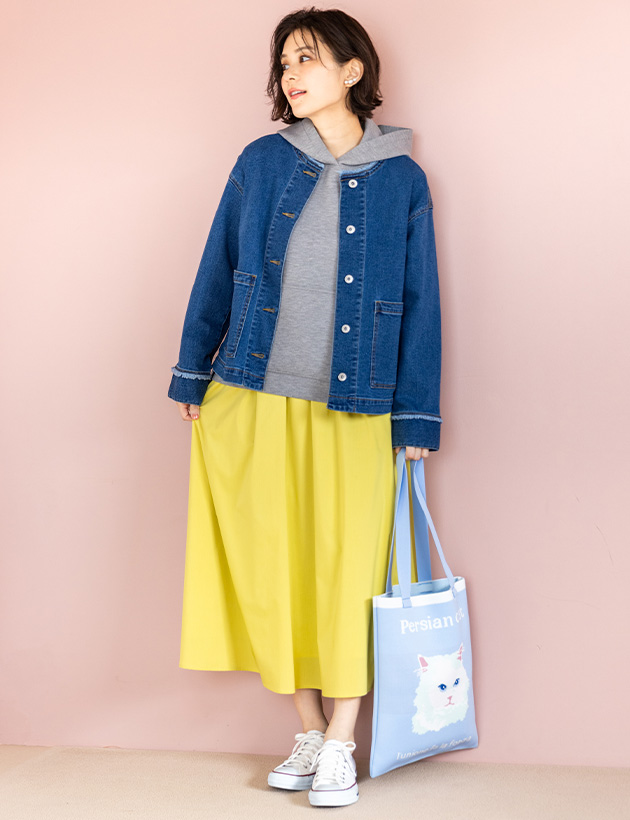 Denim jacketを着用した女性