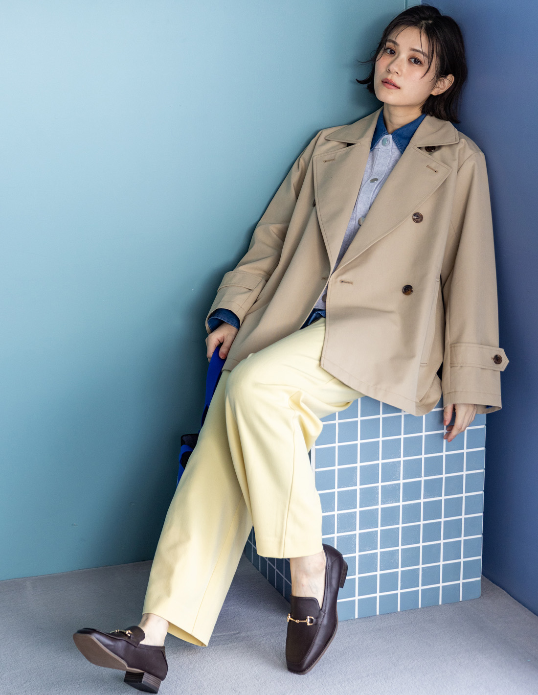 Trench coatを着用した女性