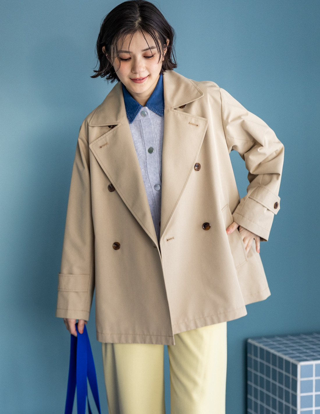 Trench coatを着用した女性