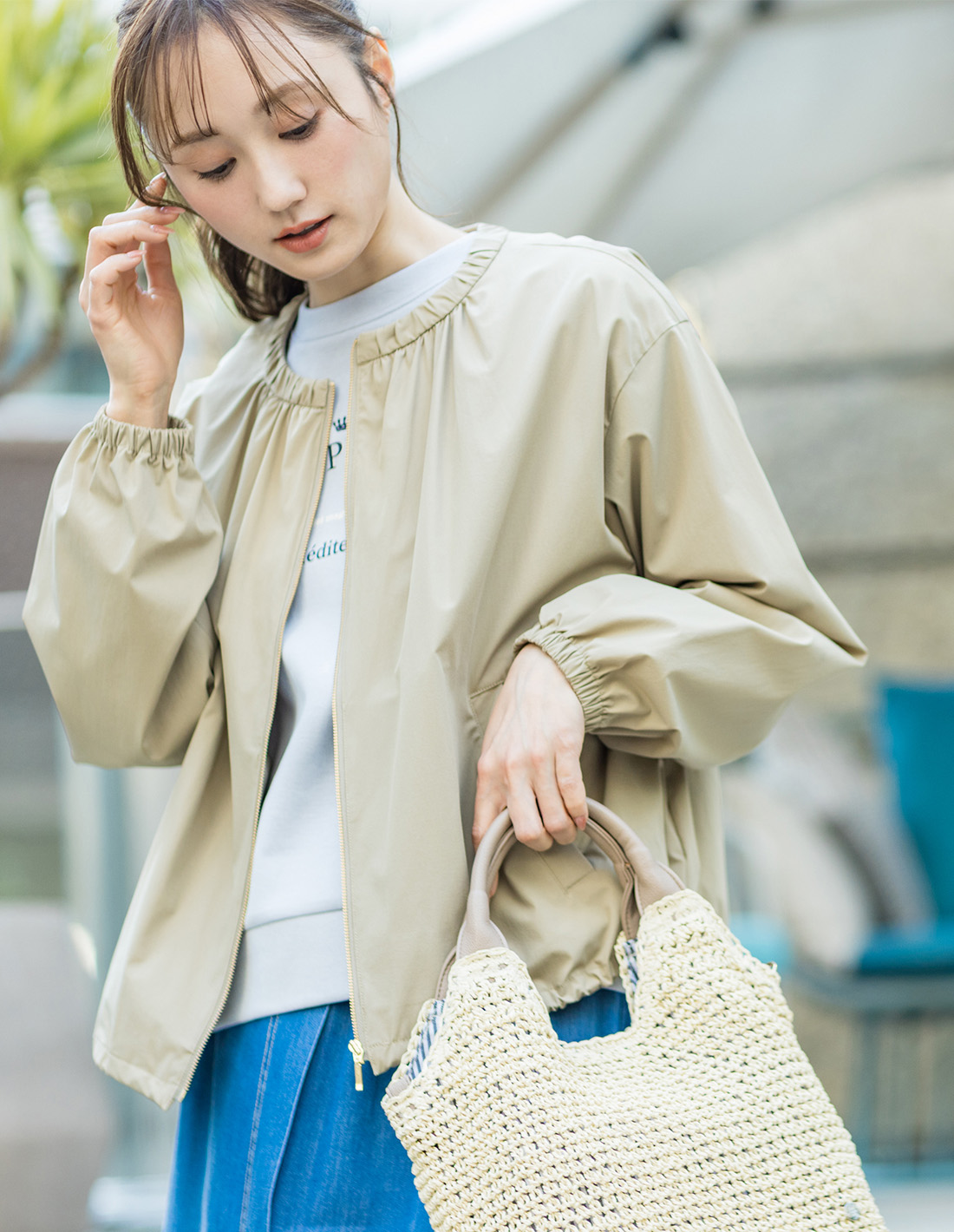 SCENE1 衿ギャザーショートBZ&カレッジロゴPO&デニムタックスカートを着用した女性 01