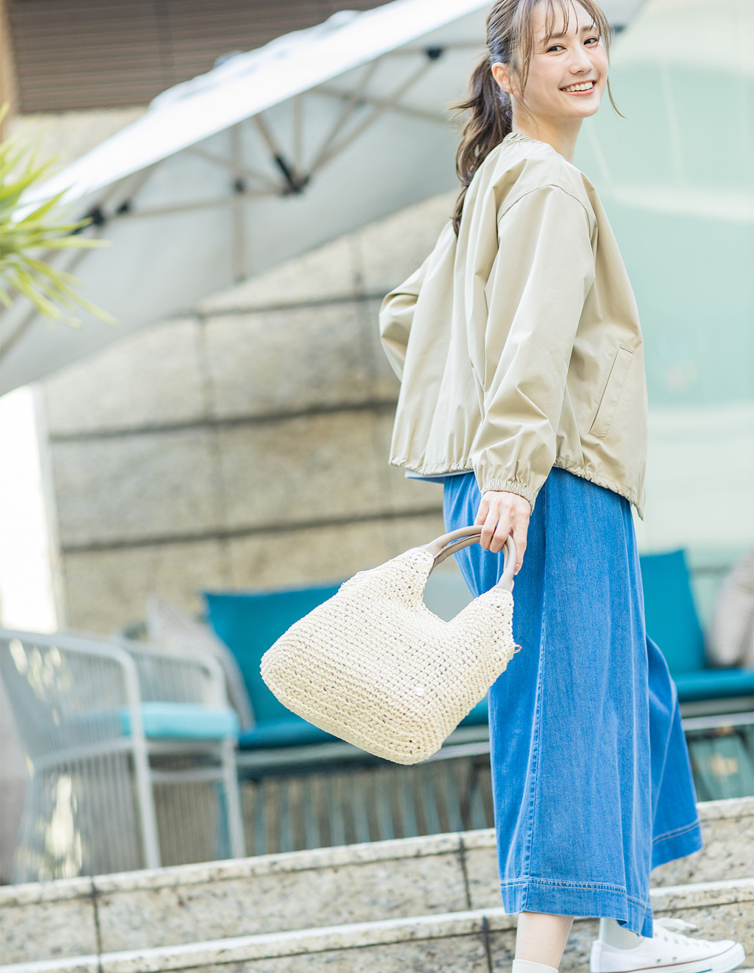 SCENE1 衿ギャザーショートBZ&カレッジロゴPO&デニムタックスカートを着用した女性 02