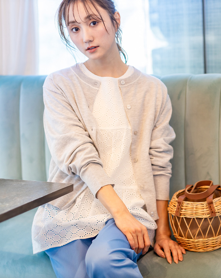 SCENE3 ファンクションクルーネックカーディガン&レースティアードチュニックブラウス&ストレッチテーパードパンツを着用した女性 02