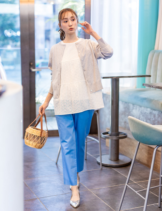 SCENE3 ファンクションクルーネックカーディガン&レースティアードチュニックブラウス&ストレッチテーパードパンツを着用した女性 01