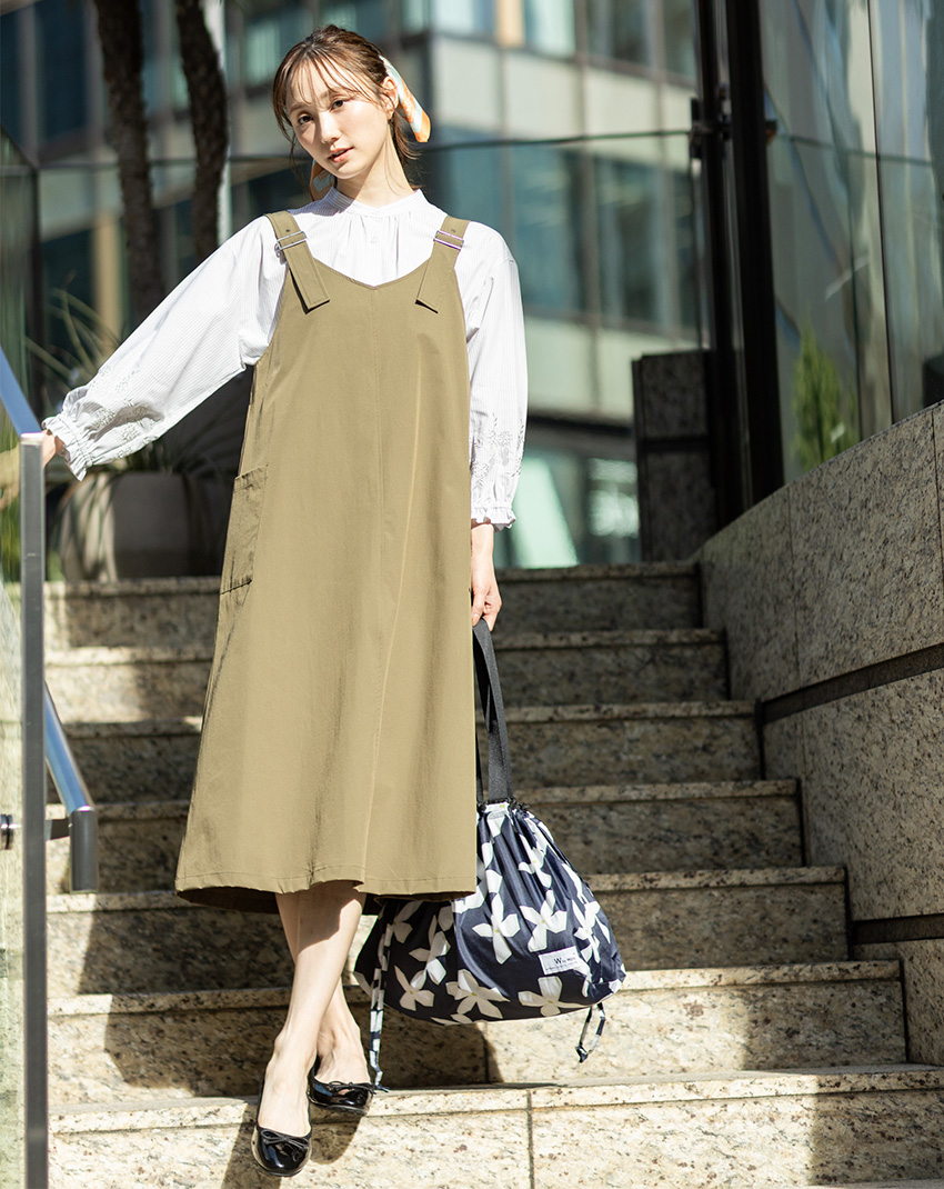 SCENE4 カーゴ風ジャンパースカート&ストライプ袖刺しゅうブラウスを着用した女性 02