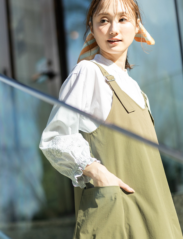 SCENE4 カーゴ風ジャンパースカート&ストライプ袖刺しゅうブラウスを着用した女性 01