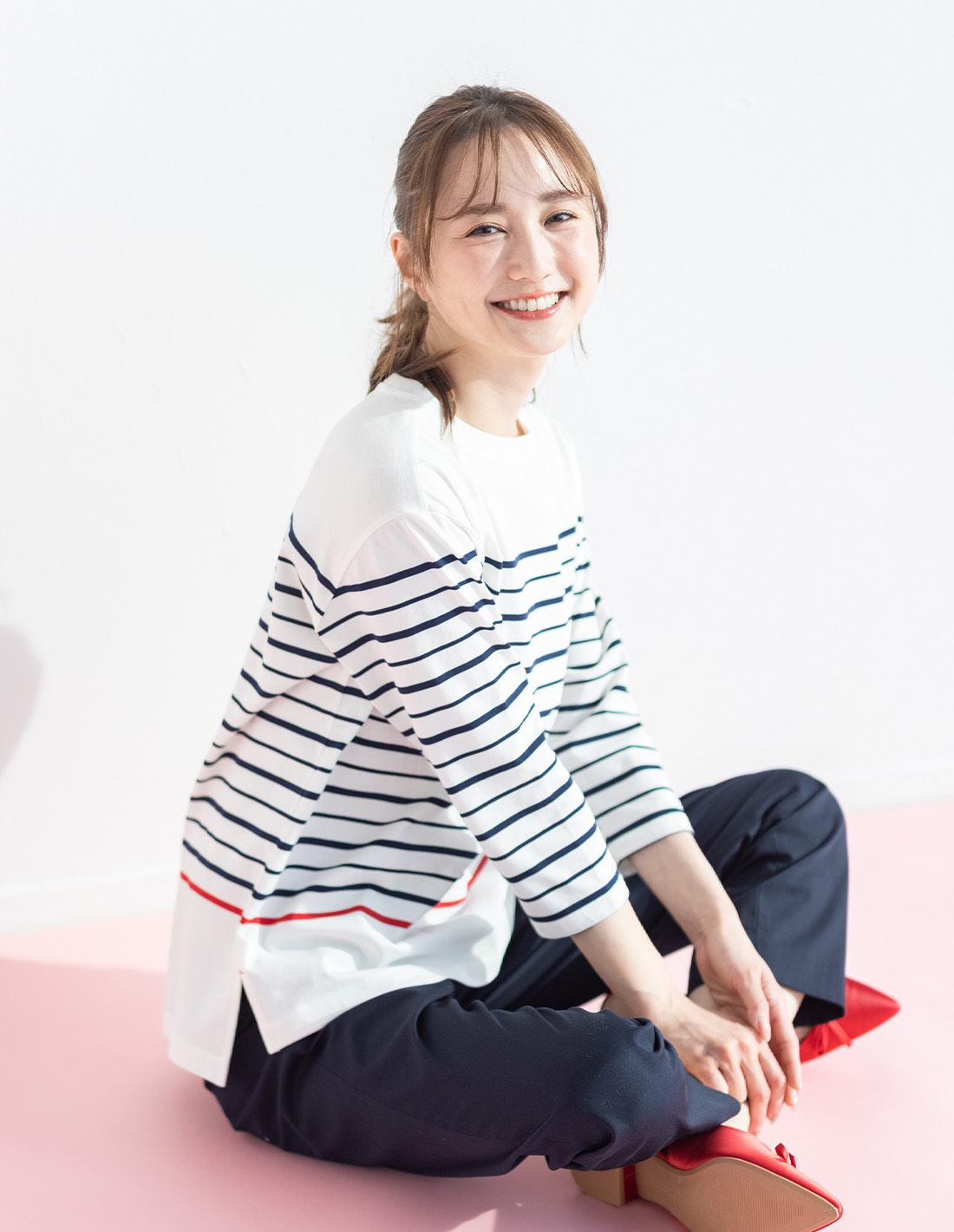 SCENE5 ノーカラードロストハーフコート&ボーダーＴシャツ&ストレッチテーパードパンツを着用した女性 01