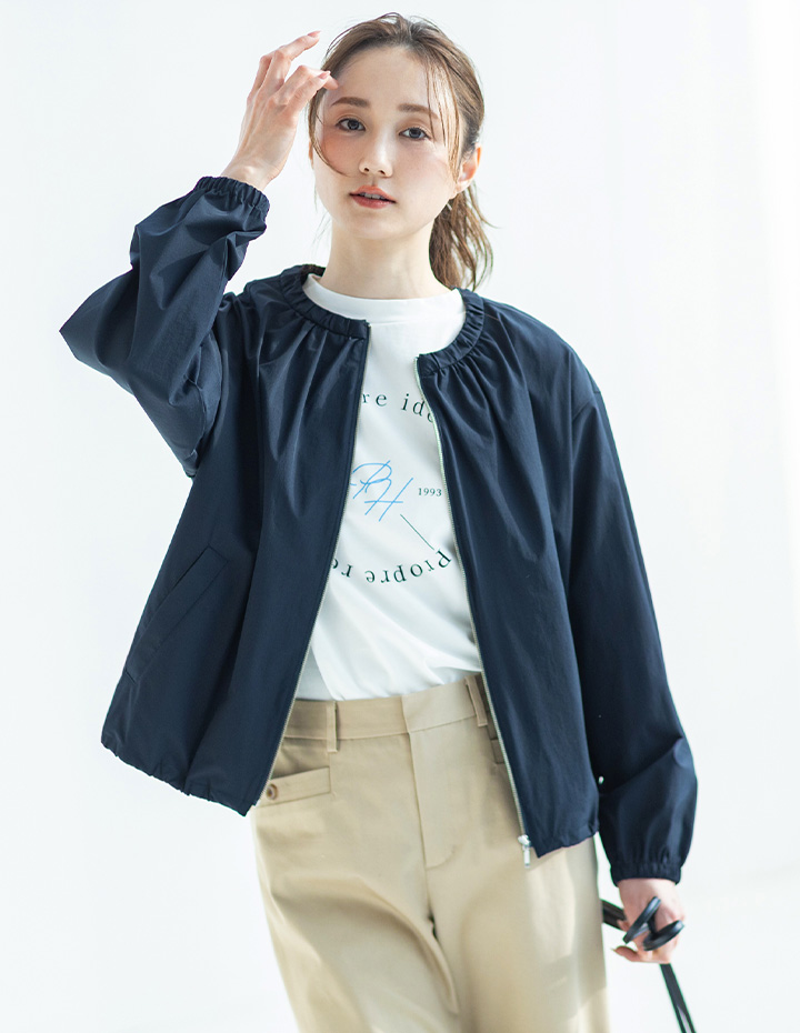 SCENE6 ギャザーショートブルゾン&ロゴプリントモックネックＴシャツ&ストレッチクロプトパンツを着用した女性 01