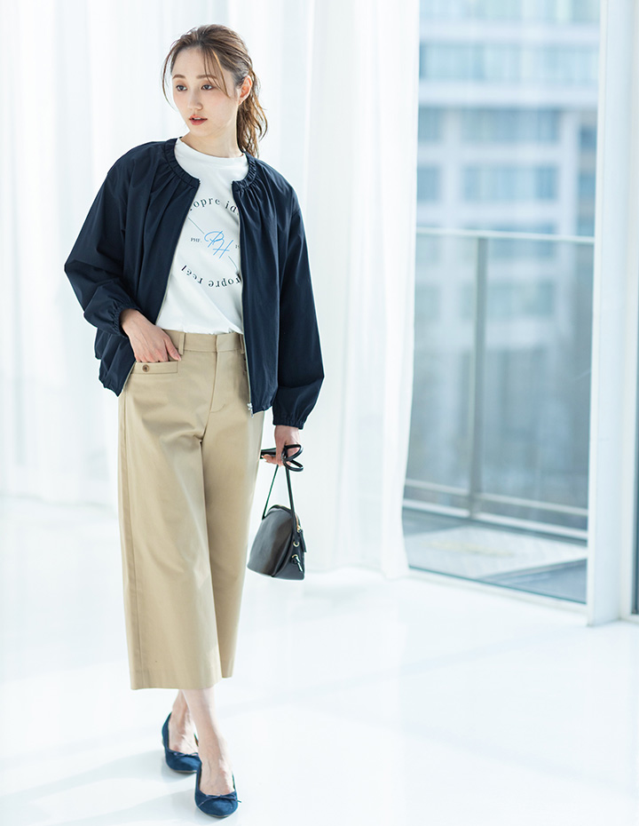 SCENE6 ギャザーショートブルゾン&ロゴプリントモックネックＴシャツ&ストレッチクロプトパンツを着用した女性 02