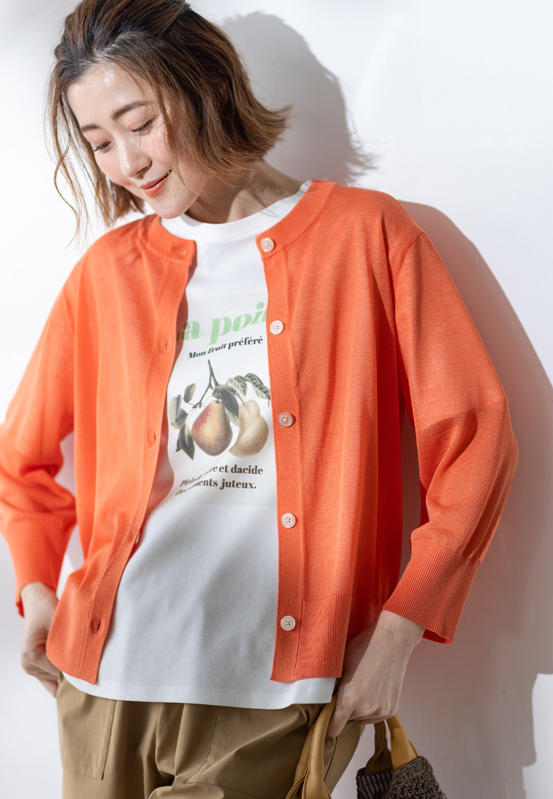 イージーケアクルーネック7分袖カーディガン＆配色フルーツTシャツ＆リネン混ストレッチパンツを着用した女性 01