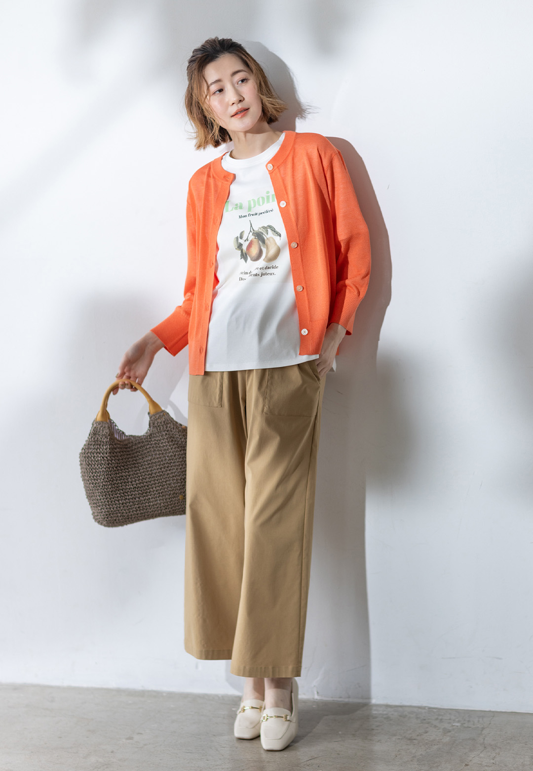 イージーケアクルーネック7分袖カーディガン＆配色フルーツTシャツ＆リネン混ストレッチパンツを着用した女性 02