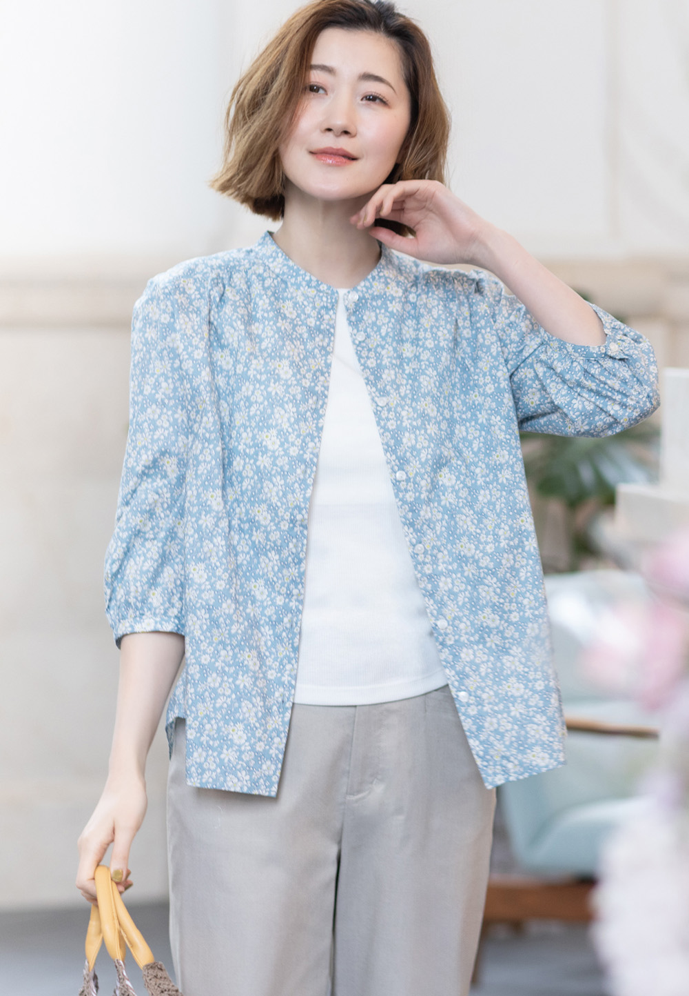 リバティプリントスタンドカラーシャツ＆カップ付タンクトップ＆クロプトパンツを着用した女性 01