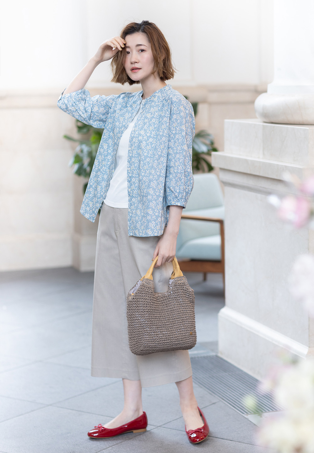 リバティプリントスタンドカラーシャツ＆カップ付タンクトップ＆クロプトパンツを着用した女性 02