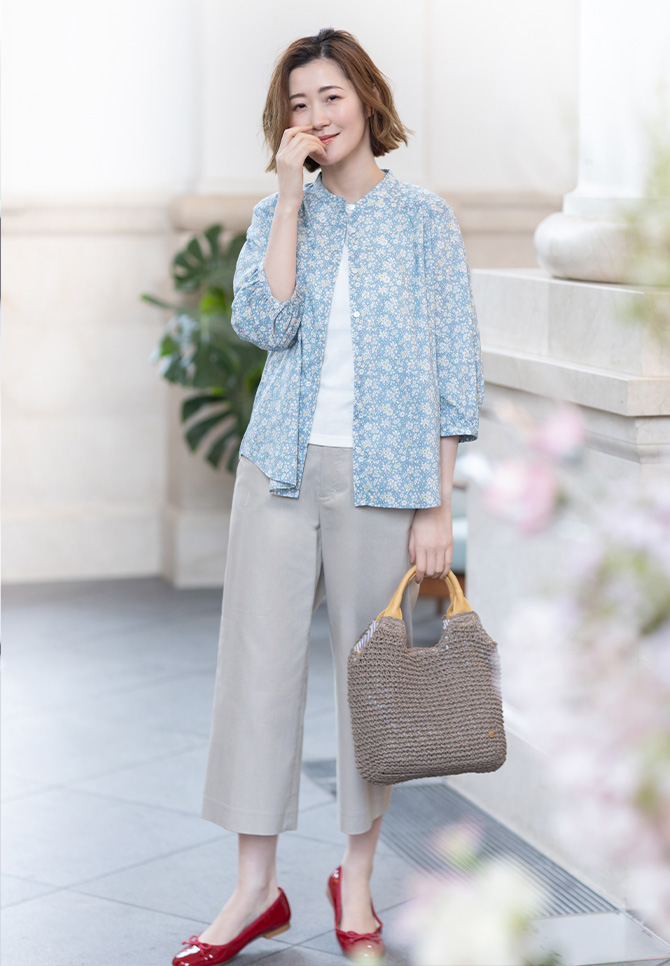 リバティプリントスタンドカラーシャツ＆カップ付タンクトップ＆クロプトパンツを着用した女性 03