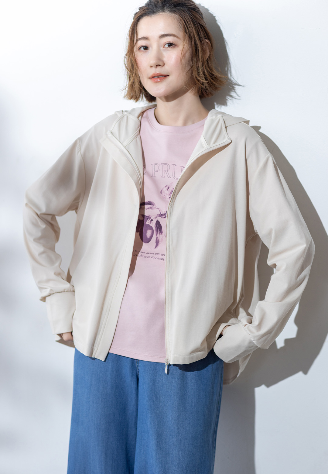 バックタックジップパーカー＆フルーツプリントTシャツ＆デニムワイドパンツを着用した女性 01