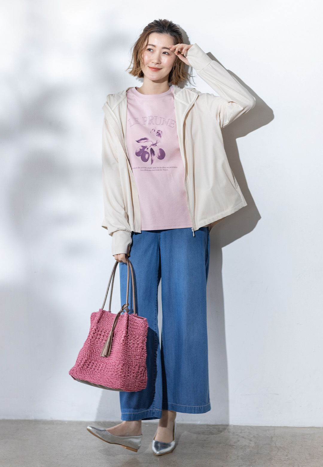 バックタックジップパーカー＆フルーツプリントTシャツ＆デニムワイドパンツを着用した女性 02