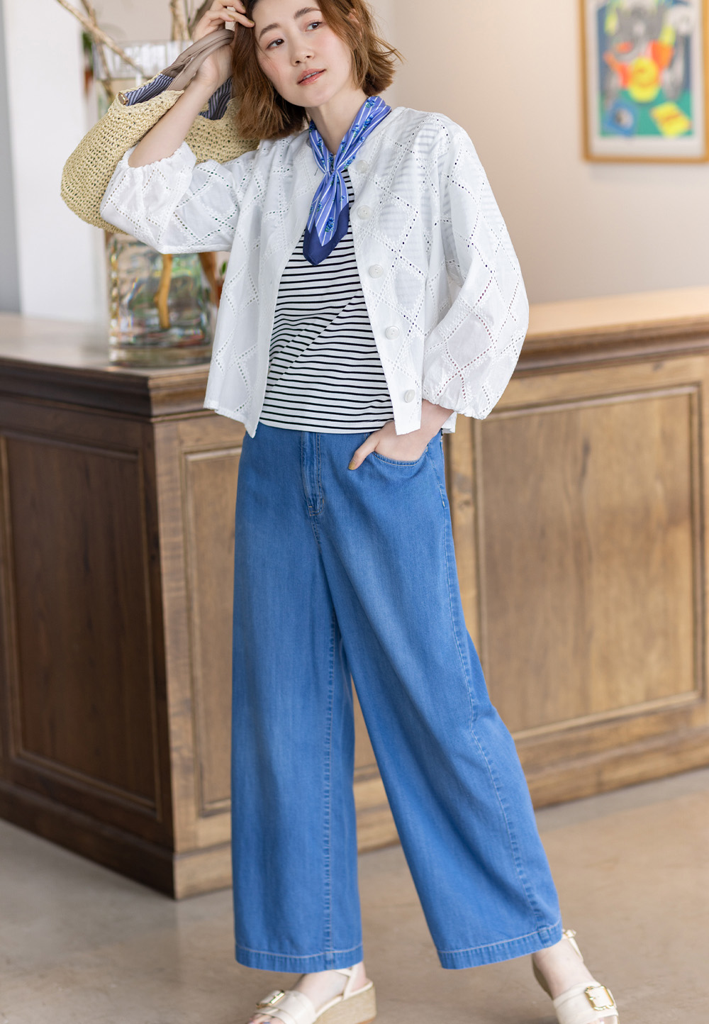 レースジャケット＆カップ付Tシャツ＆デニムワイドパンツを着用した女性 01