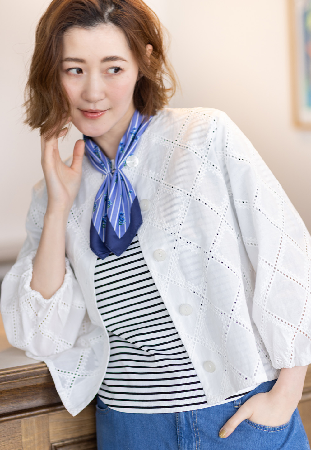 レースジャケット＆カップ付Tシャツ＆デニムワイドパンツを着用した女性 02