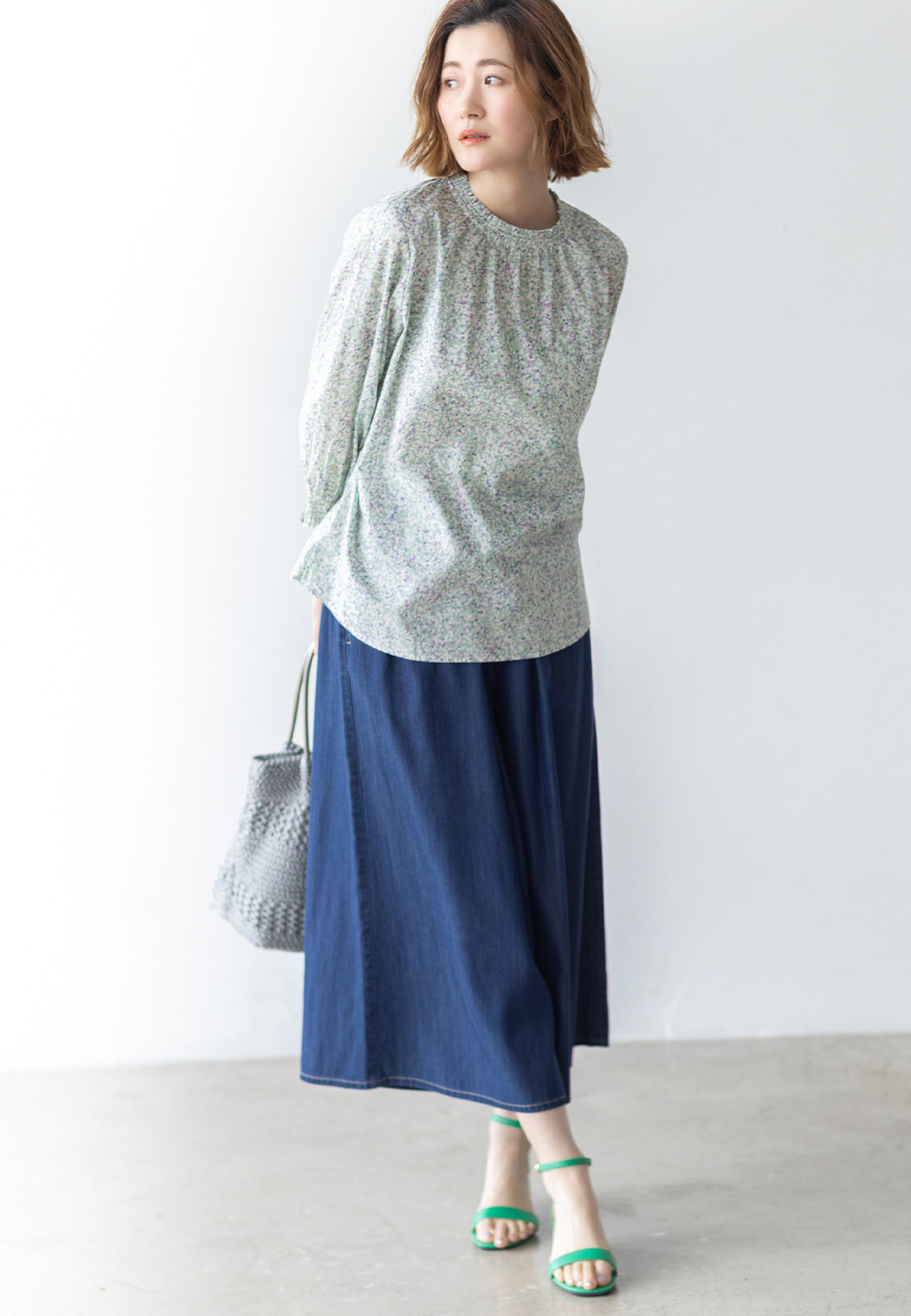 リバティプリント衿フリルブラウス＆デニムワイドパンツ＆メッシュバッグを着用した女性 01