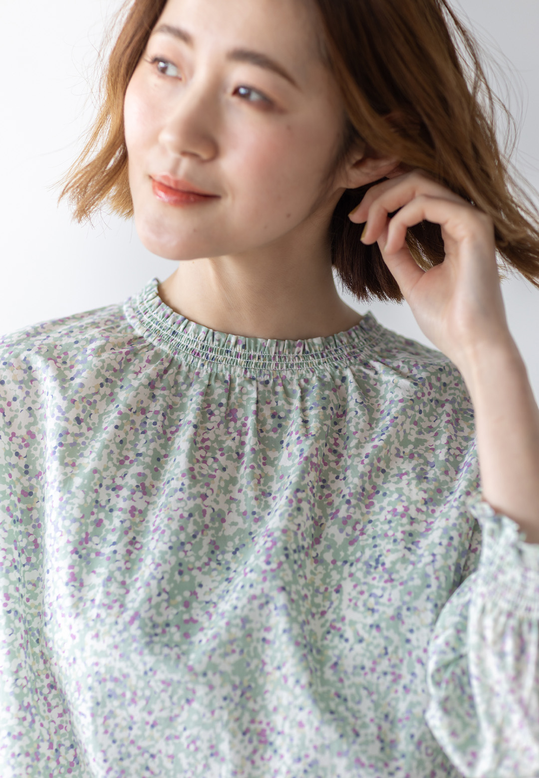 リバティプリント衿フリルブラウス＆デニムワイドパンツ＆メッシュバッグを着用した女性 02