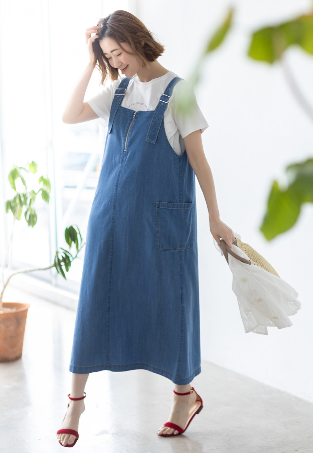 デニムカーゴジャンパースカート＆リバティプリントロゴ刺しゅうTシャツ＆レースジャケットを着用した女性 01