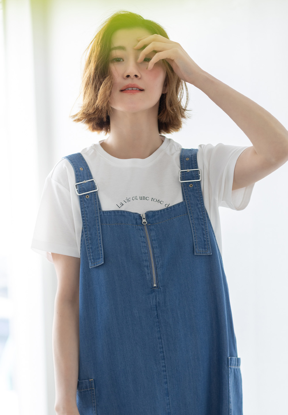 デニムカーゴジャンパースカート＆リバティプリントロゴ刺しゅうTシャツ＆レースジャケットを着用した女性 02