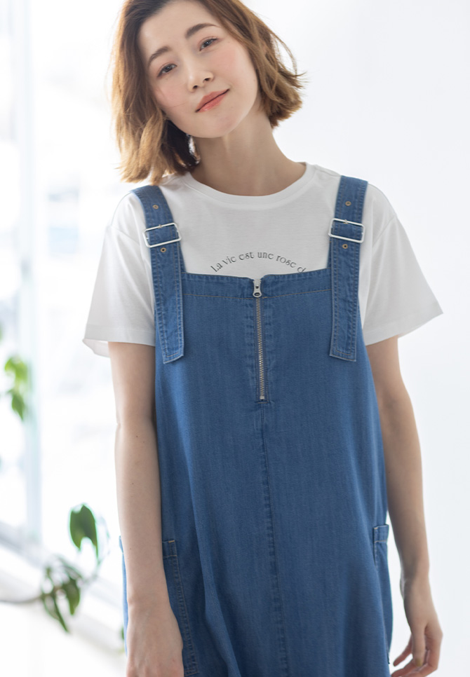 デニムカーゴジャンパースカート＆リバティプリントロゴ刺しゅうTシャツ＆レースジャケットを着用した女性 03