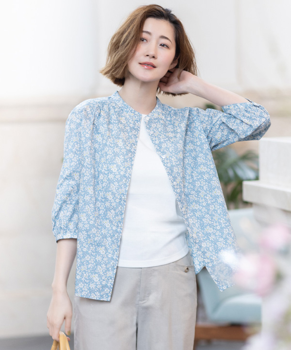 ブラウスを着用した女性