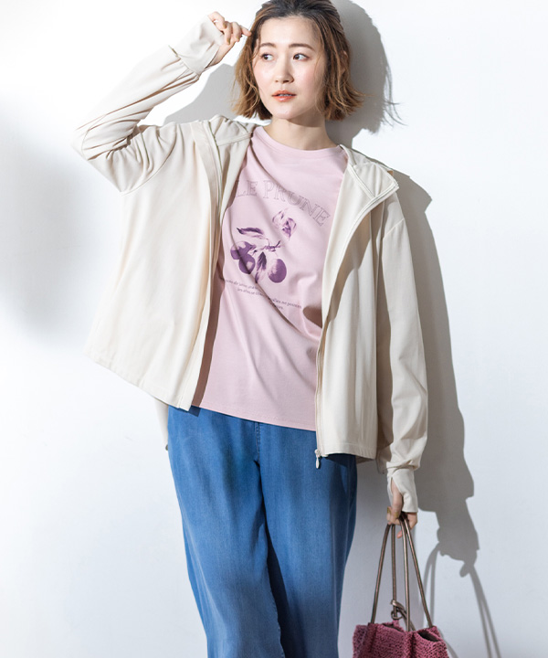 パーカーを着用した女性