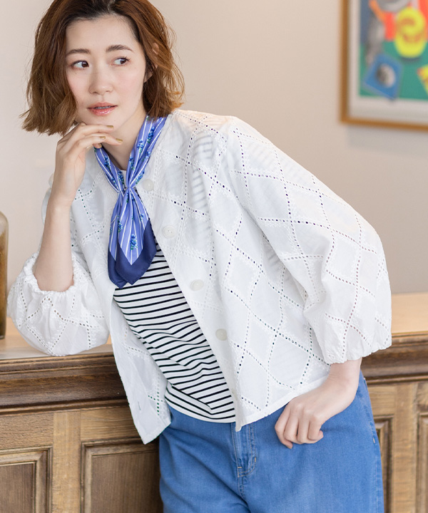 涼やかレースシャツを着用した女性