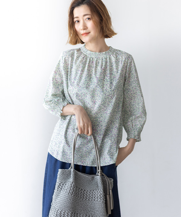 リバティブラウスを着用した女性