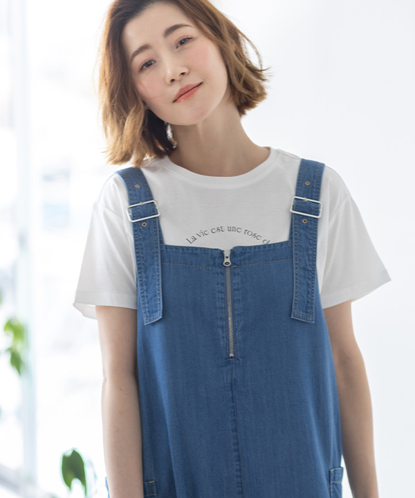 着映えジャンスカを着用した女性